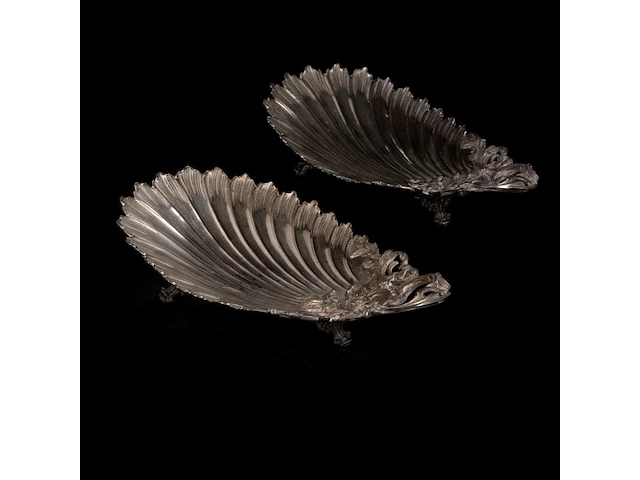 A silver oil and vinegar, two footed trays and a set of four salts and mustard, total weight: 1469 g - afbeelding 4 van  10