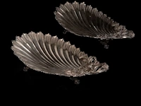 A silver oil and vinegar, two footed trays and a set of four salts and mustard, total weight: 1469 g - afbeelding 4 van  10
