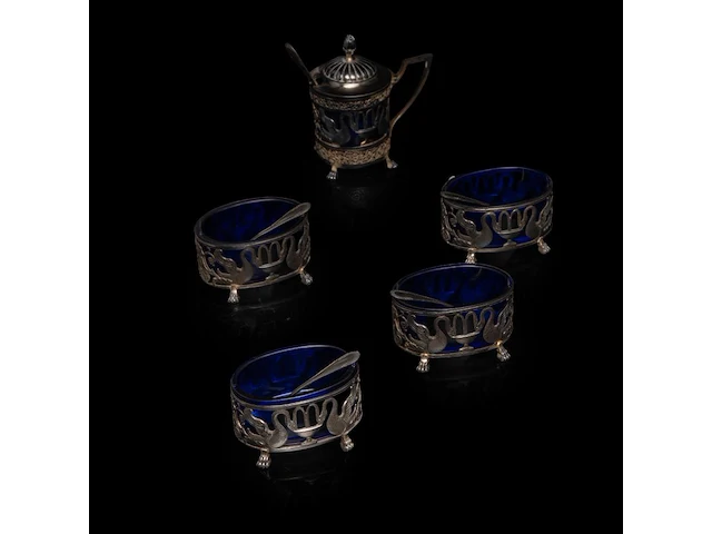 A silver oil and vinegar, two footed trays and a set of four salts and mustard, total weight: 1469 g - afbeelding 5 van  10