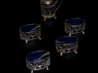 A silver oil and vinegar, two footed trays and a set of four salts and mustard, total weight: 1469 g - afbeelding 5 van  10