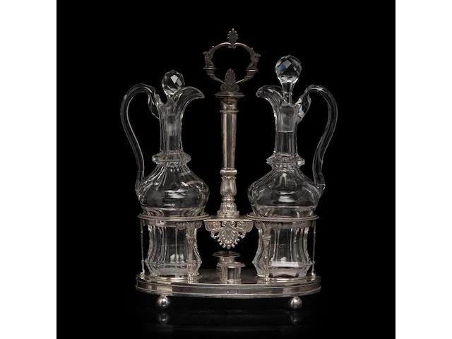 A silver oil and vinegar, two footed trays and a set of four salts and mustard, total weight: 1469 g - afbeelding 6 van  10