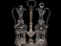 A silver oil and vinegar, two footed trays and a set of four salts and mustard, total weight: 1469 g - afbeelding 6 van  10