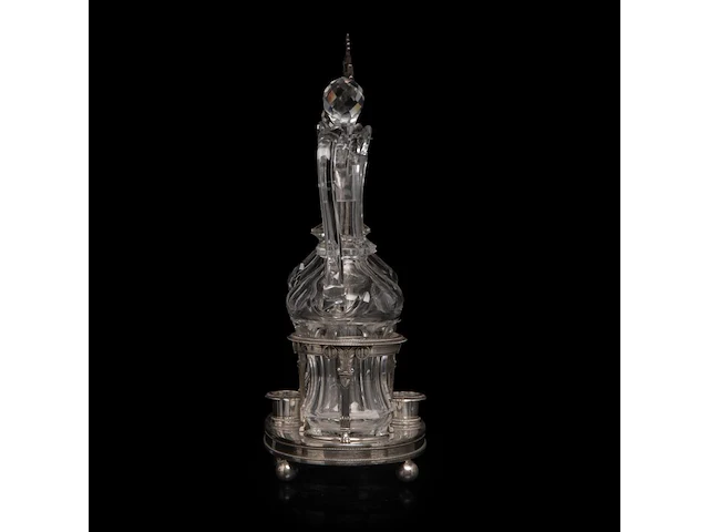 A silver oil and vinegar, two footed trays and a set of four salts and mustard, total weight: 1469 g - afbeelding 7 van  10