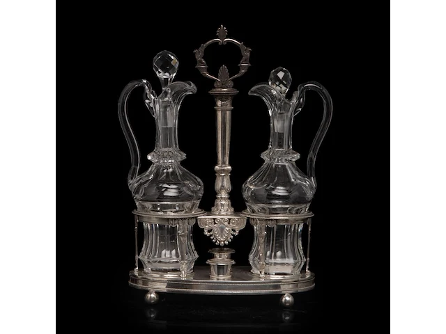 A silver oil and vinegar, two footed trays and a set of four salts and mustard, total weight: 1469 g - afbeelding 8 van  10
