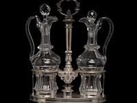 A silver oil and vinegar, two footed trays and a set of four salts and mustard, total weight: 1469 g - afbeelding 8 van  10