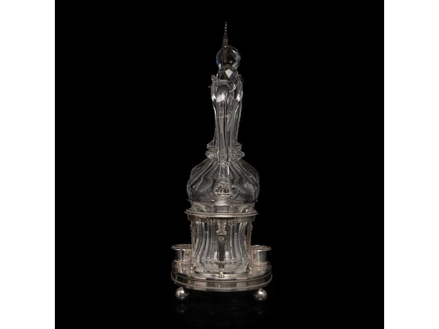 A silver oil and vinegar, two footed trays and a set of four salts and mustard, total weight: 1469 g - afbeelding 9 van  10