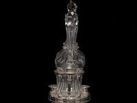 A silver oil and vinegar, two footed trays and a set of four salts and mustard, total weight: 1469 g - afbeelding 9 van  10