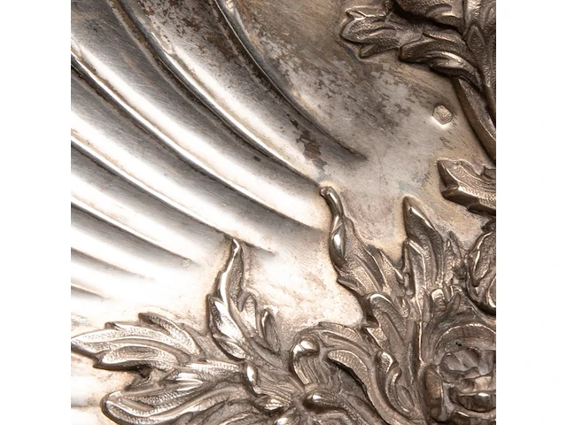A silver oil and vinegar, two footed trays and a set of four salts and mustard, total weight: 1469 g - afbeelding 10 van  10