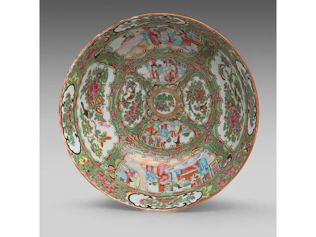 A similar pair of chinese canton lidded vases, paired with lion head handles - and a punch bowl, 19thc, total h 39 cm / h 11,5 - ø 26,5 cm - afbeelding 2 van  11