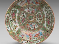 A similar pair of chinese canton lidded vases, paired with lion head handles - and a punch bowl, 19thc, total h 39 cm / h 11,5 - ø 26,5 cm - afbeelding 2 van  11