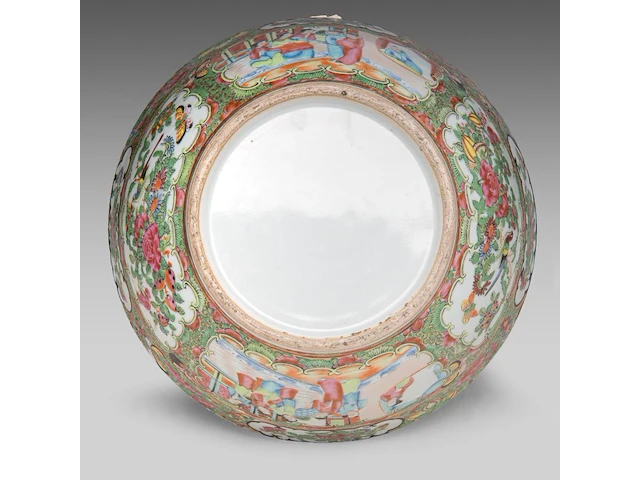 A similar pair of chinese canton lidded vases, paired with lion head handles - and a punch bowl, 19thc, total h 39 cm / h 11,5 - ø 26,5 cm - afbeelding 3 van  11