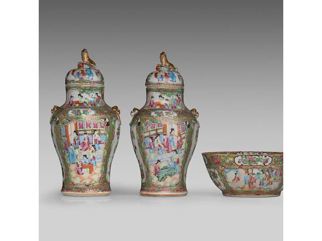 A similar pair of chinese canton lidded vases, paired with lion head handles - and a punch bowl, 19thc, total h 39 cm / h 11,5 - ø 26,5 cm - afbeelding 1 van  11
