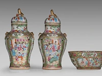 A similar pair of chinese canton lidded vases, paired with lion head handles - and a punch bowl, 19thc, total h 39 cm / h 11,5 - ø 26,5 cm