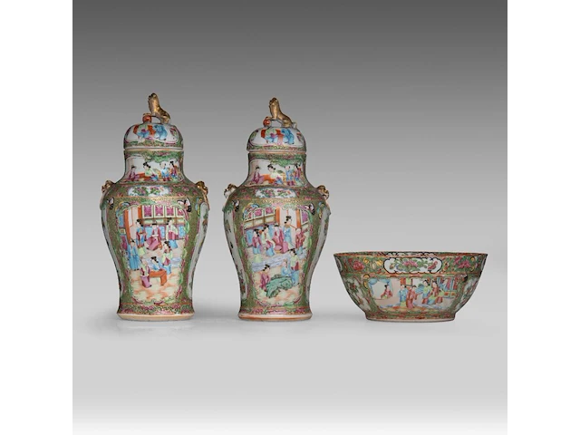 A similar pair of chinese canton lidded vases, paired with lion head handles - and a punch bowl, 19thc, total h 39 cm / h 11,5 - ø 26,5 cm - afbeelding 4 van  11