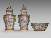 A similar pair of chinese canton lidded vases, paired with lion head handles - and a punch bowl, 19thc, total h 39 cm / h 11,5 - ø 26,5 cm - afbeelding 4 van  11