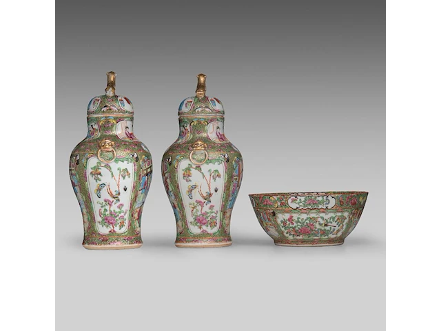 A similar pair of chinese canton lidded vases, paired with lion head handles - and a punch bowl, 19thc, total h 39 cm / h 11,5 - ø 26,5 cm - afbeelding 5 van  11