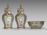 A similar pair of chinese canton lidded vases, paired with lion head handles - and a punch bowl, 19thc, total h 39 cm / h 11,5 - ø 26,5 cm - afbeelding 5 van  11