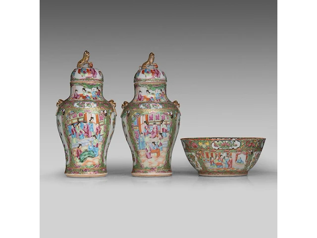 A similar pair of chinese canton lidded vases, paired with lion head handles - and a punch bowl, 19thc, total h 39 cm / h 11,5 - ø 26,5 cm - afbeelding 6 van  11
