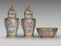 A similar pair of chinese canton lidded vases, paired with lion head handles - and a punch bowl, 19thc, total h 39 cm / h 11,5 - ø 26,5 cm - afbeelding 6 van  11