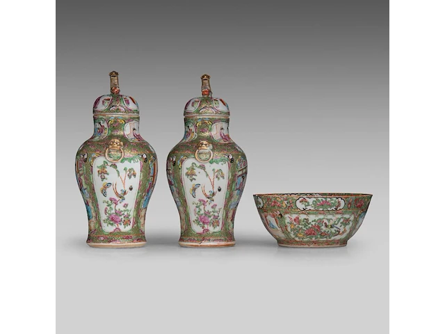 A similar pair of chinese canton lidded vases, paired with lion head handles - and a punch bowl, 19thc, total h 39 cm / h 11,5 - ø 26,5 cm - afbeelding 7 van  11