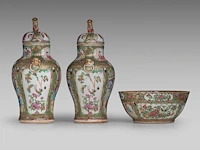 A similar pair of chinese canton lidded vases, paired with lion head handles - and a punch bowl, 19thc, total h 39 cm / h 11,5 - ø 26,5 cm - afbeelding 7 van  11