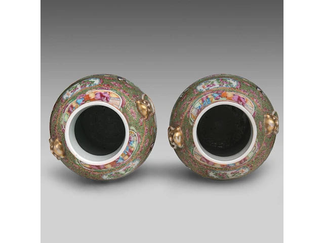 A similar pair of chinese canton lidded vases, paired with lion head handles - and a punch bowl, 19thc, total h 39 cm / h 11,5 - ø 26,5 cm - afbeelding 8 van  11