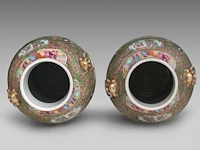 A similar pair of chinese canton lidded vases, paired with lion head handles - and a punch bowl, 19thc, total h 39 cm / h 11,5 - ø 26,5 cm - afbeelding 8 van  11