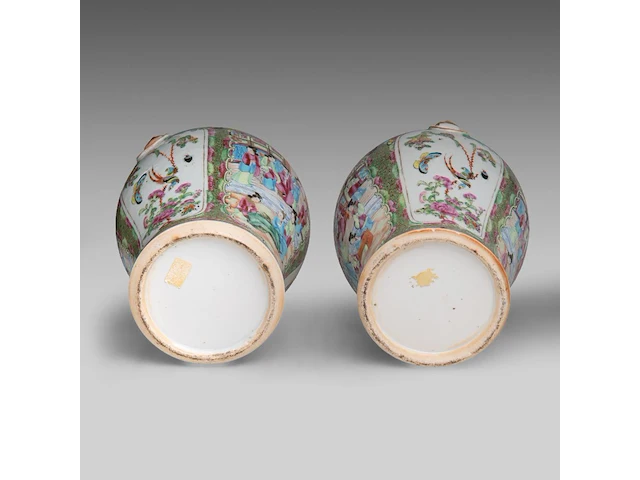 A similar pair of chinese canton lidded vases, paired with lion head handles - and a punch bowl, 19thc, total h 39 cm / h 11,5 - ø 26,5 cm - afbeelding 9 van  11