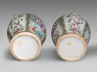 A similar pair of chinese canton lidded vases, paired with lion head handles - and a punch bowl, 19thc, total h 39 cm / h 11,5 - ø 26,5 cm - afbeelding 9 van  11