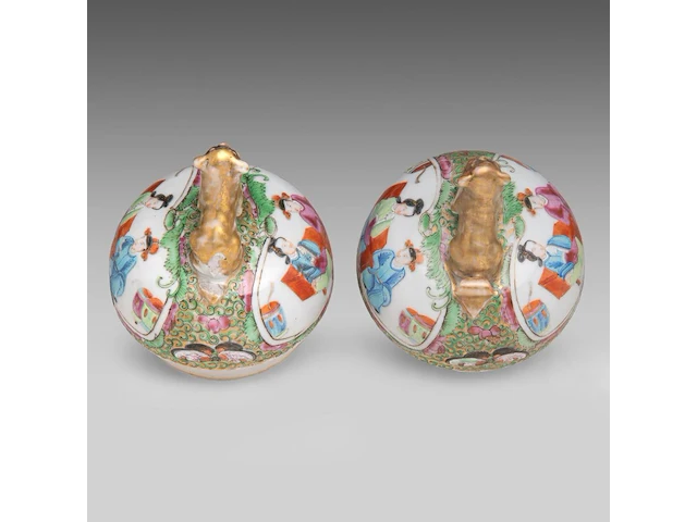 A similar pair of chinese canton lidded vases, paired with lion head handles - and a punch bowl, 19thc, total h 39 cm / h 11,5 - ø 26,5 cm - afbeelding 10 van  11