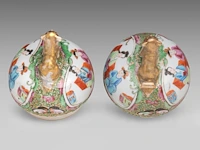 A similar pair of chinese canton lidded vases, paired with lion head handles - and a punch bowl, 19thc, total h 39 cm / h 11,5 - ø 26,5 cm - afbeelding 10 van  11