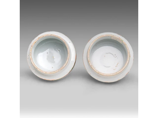 A similar pair of chinese canton lidded vases, paired with lion head handles - and a punch bowl, 19thc, total h 39 cm / h 11,5 - ø 26,5 cm - afbeelding 11 van  11