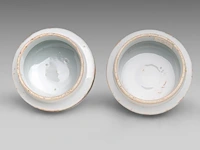 A similar pair of chinese canton lidded vases, paired with lion head handles - and a punch bowl, 19thc, total h 39 cm / h 11,5 - ø 26,5 cm - afbeelding 11 van  11