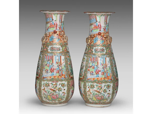 A similar pair of chinese canton rose medallion pear-shaped vases, 19thc, h 60,5 cm - afbeelding 1 van  6