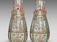 A similar pair of chinese canton rose medallion pear-shaped vases, 19thc, h 60,5 cm