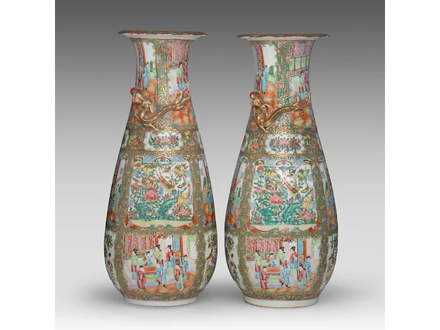 A similar pair of chinese canton rose medallion pear-shaped vases, 19thc, h 60,5 cm - afbeelding 2 van  6