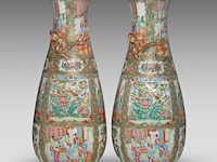 A similar pair of chinese canton rose medallion pear-shaped vases, 19thc, h 60,5 cm - afbeelding 2 van  6