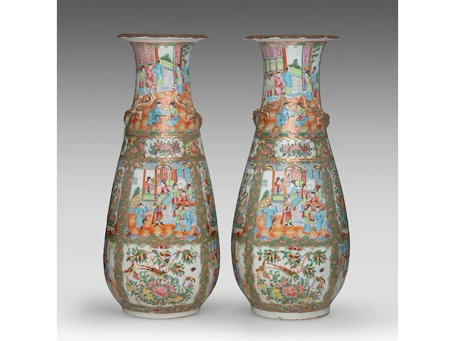 A similar pair of chinese canton rose medallion pear-shaped vases, 19thc, h 60,5 cm - afbeelding 3 van  6