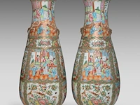 A similar pair of chinese canton rose medallion pear-shaped vases, 19thc, h 60,5 cm - afbeelding 3 van  6