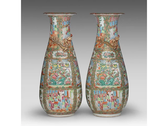 A similar pair of chinese canton rose medallion pear-shaped vases, 19thc, h 60,5 cm - afbeelding 4 van  6