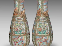 A similar pair of chinese canton rose medallion pear-shaped vases, 19thc, h 60,5 cm - afbeelding 4 van  6