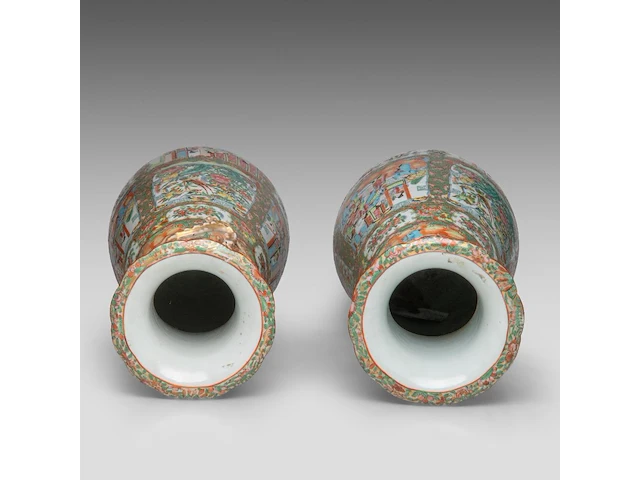 A similar pair of chinese canton rose medallion pear-shaped vases, 19thc, h 60,5 cm - afbeelding 5 van  6