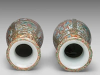 A similar pair of chinese canton rose medallion pear-shaped vases, 19thc, h 60,5 cm - afbeelding 5 van  6