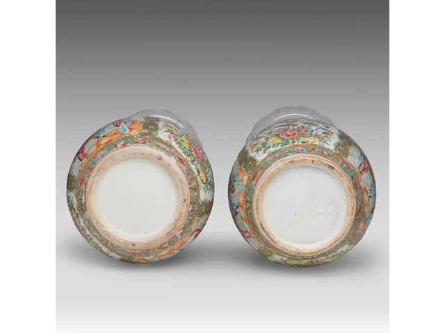 A similar pair of chinese canton rose medallion pear-shaped vases, 19thc, h 60,5 cm - afbeelding 6 van  6