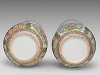 A similar pair of chinese canton rose medallion pear-shaped vases, 19thc, h 60,5 cm - afbeelding 6 van  6