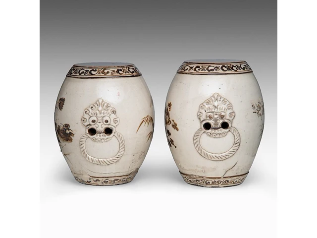 A similar pair of chinese cizhou ware garden chairs, flanked by lion masks, ming dynasty, h 39 cm - afbeelding 2 van  6