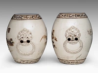 A similar pair of chinese cizhou ware garden chairs, flanked by lion masks, ming dynasty, h 39 cm - afbeelding 2 van  6