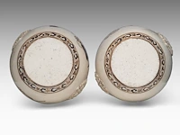 A similar pair of chinese cizhou ware garden chairs, flanked by lion masks, ming dynasty, h 39 cm - afbeelding 5 van  6