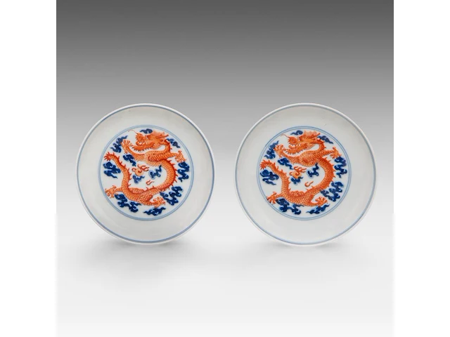 A similar pair of chinese iron-red 'dragon in pursuit of the flaming pearl' plates, with a daoguang mark, ø 10,7 cm - afbeelding 1 van  2
