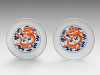A similar pair of chinese iron-red 'dragon in pursuit of the flaming pearl' plates, with a daoguang mark, ø 10,7 cm - afbeelding 1 van  2